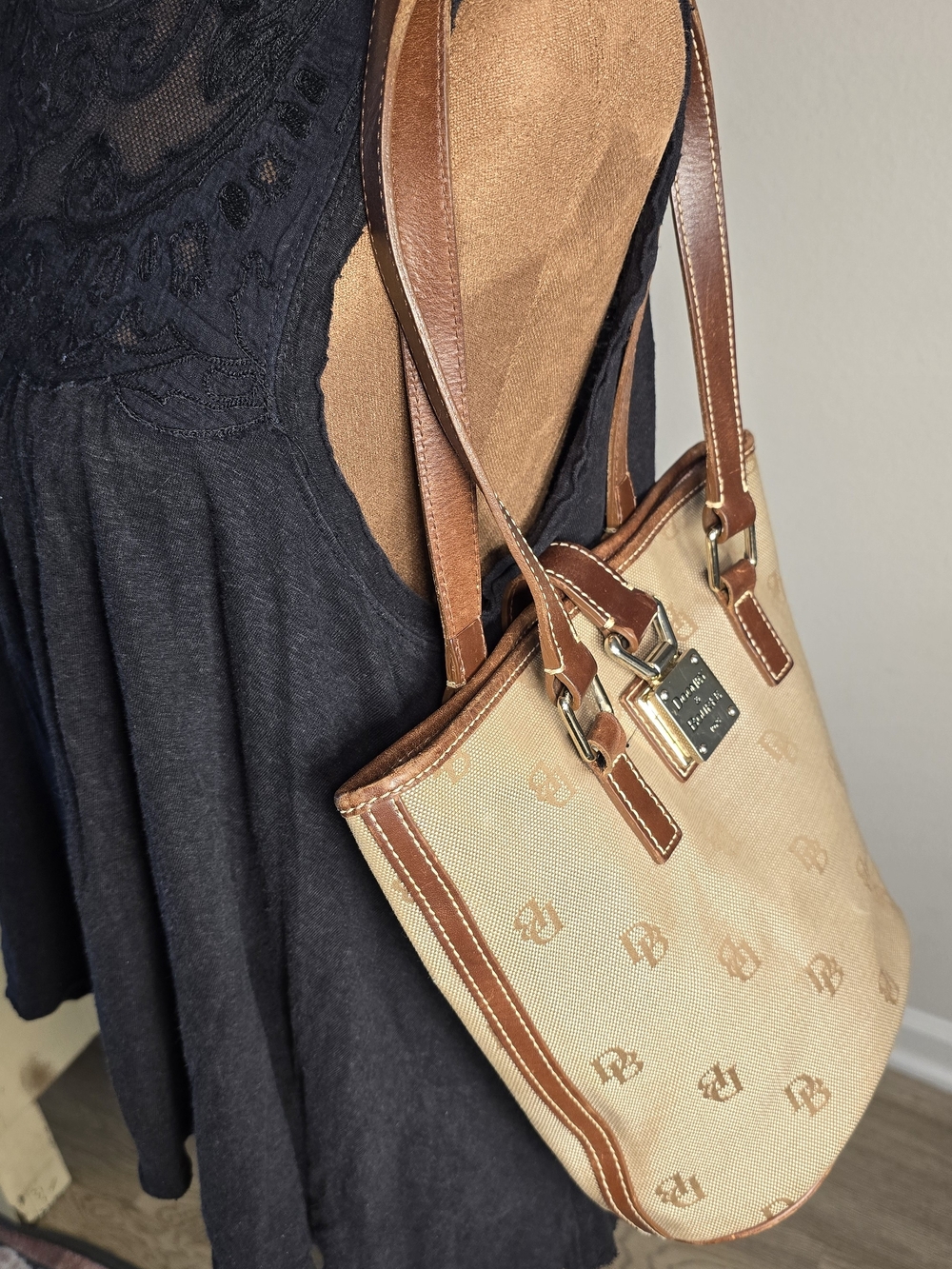 👜 Dooney & Bourke Brown Signature Logo Monogram Bucket Bag Tote w Metal Clasp - Picture 10 of 15